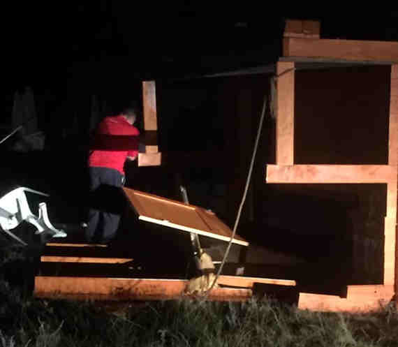Два деревянных домика автокемпинга «Оленевка village» перевернулись из-за порыва ураганного ветра