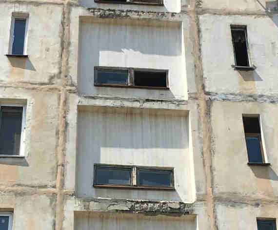 Обломки фасадов многоквартиpных домов падают на головы севастопольцев, угрожая их жизням и здоровью.