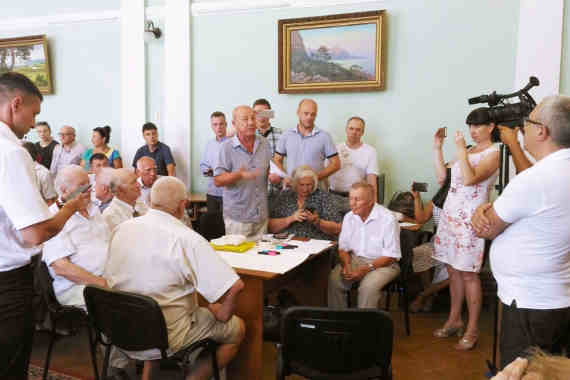 Общественники Севастополя устроили скандал в библиотеке им. Толстого