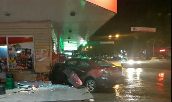 В Симферополе Mazda влетела в витрину магазина, двое пострадавших