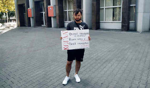 Координатор движения «Севастопольская Альтернатива» Виктор Киселёв на пикете