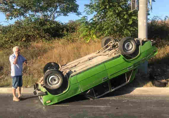 Серьёзное ДТП произошло в Севастополе утром 26 августа: автомобиль марки «Жигули» частично вылетел на обочину и перевернулся