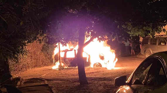 Сегодня ночью две машины горели в севастопольском дворе многоквартирного дома на улице Генерала Хрюкина, 20. Очевидцы предполагают, что причиной возгорания стал поджёг. 
