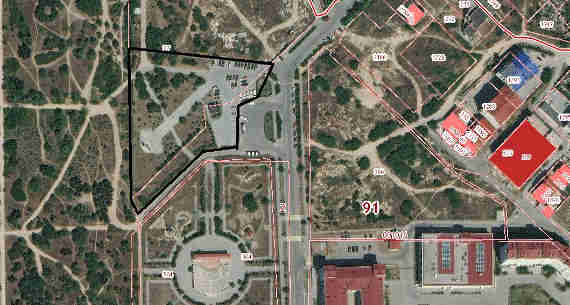 Чёрным выделены ориентировочные границы участка, на котором расположены сквер и автостоянка. Скриншот ПККР