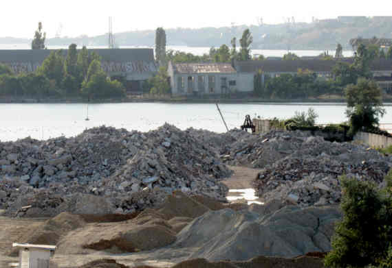 Под благородным предлогом строительства порта Сердюков принимает на площадке порта сотни тонн бетона и строительного мусора, который свозится со всего Крыма