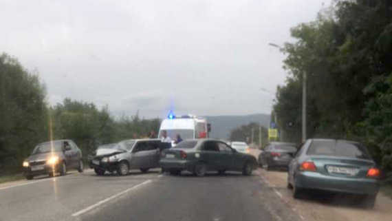 18 августа под Севастополем в районе Ялтинского кольца произошла авария. В результате пострадали женщина и ребёнок. На дороге не разминулись «Шевроле» и «Жигули»