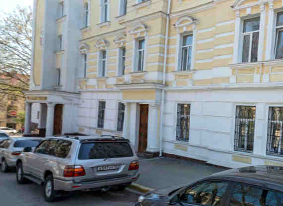 В настоящее время административное здание севастопольской прокуратуры расположено на улице Людмилы Павличенко, 1 