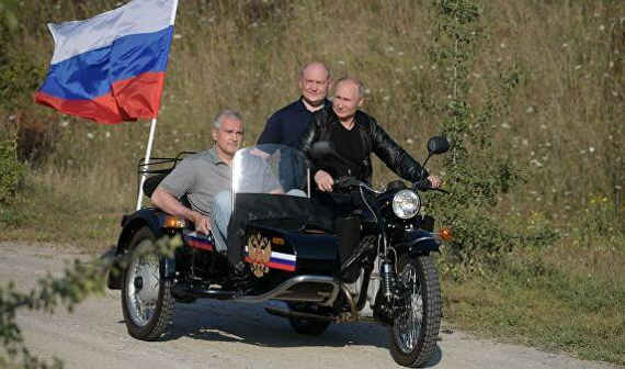 Путин на мотицикле
