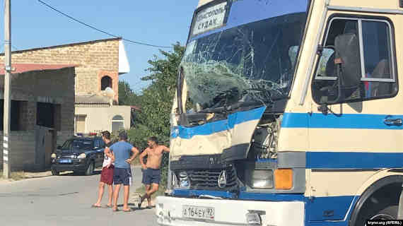 В аварию попал рейсовый автобус «Севастополь-Судак». Автобус столкнулся с автомобилем «Газель», груженным досками
