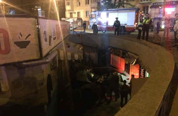 В центре Симферополя в результате ночного ДТП ночью 29 сентября легковой автомобиль КИА отбросило в проем подземного перехода. Погибла женщина и пострадали четыре человека