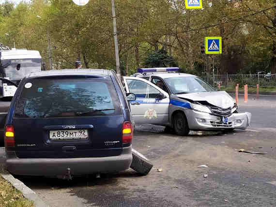 Дорожно-транспортное происшествие с участием автомобиля Росгвардии произошло в Севастополе на проспекте Генерала Острякова. Легковая машина столкнулась с минивэном Chrysler Voyager.