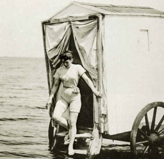 купальная кабинка, старинный купальный костюм женщин