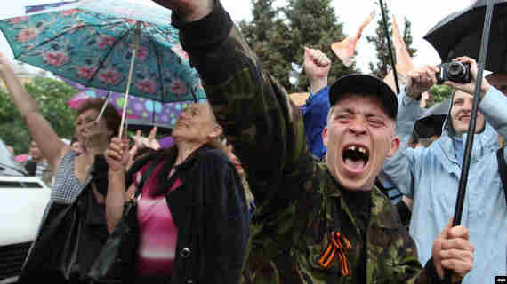 Участники митинга в честь «референдума» о статусе Луганской области, май 2014 года