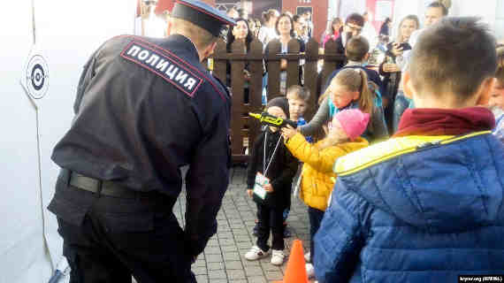 В центре Севастополя детей учили обыскивать и стрелять по мишеням 