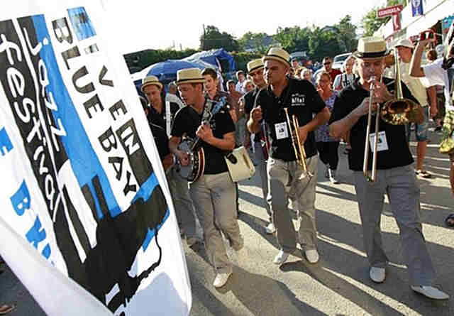 В честь открытия джазового фестиваля Live in Blue Bay 6 сентября по набережной Коктебеля пройдет музыкальный парад участников фестиваля.