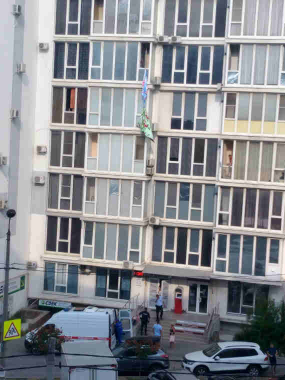 В Севастополе 5 сентября мужчина выпал из окна пятого этажа жилого дома на улице Колобова