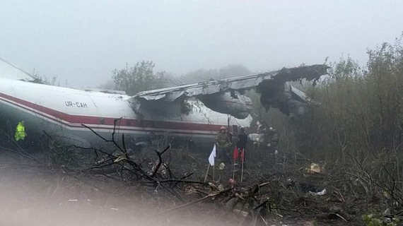 Примерно в 7 утра возле аэропорта Львова совершил аварийную посадку Ан-12