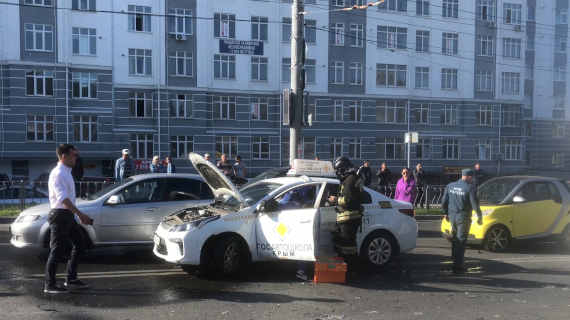 В аварии с участием учебного автомобиля, которая произошла сегодня в районе проспекта Октябрьской революции в Севастополе, пострадали четыре машины. 
