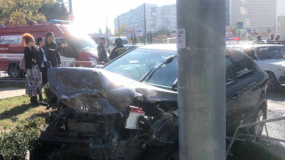 На перекрестке улиц Юмашева и проспекта Октябрьской революции (Гагаринского района) авария с участием четырёх автомобилей. Три автомобиля Kia Rio, один из которых учебный, и Chevrolet Aveo