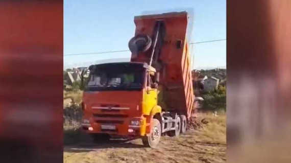 В районе мыса Фиолент в Севастополе вывалили очередной грузовик строительного мусора