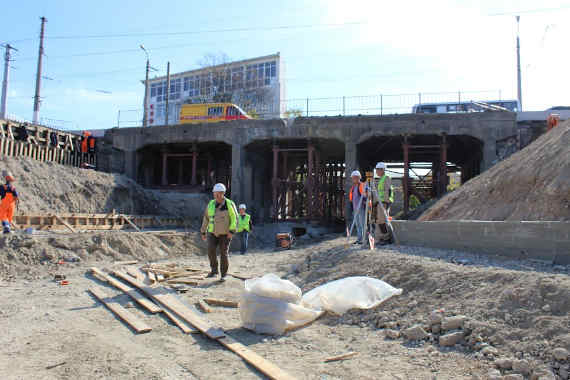 Процесс реконструкции транспортного моста через суходол на проспекте Гагарина в районе улицы Пожарова в Севастополе