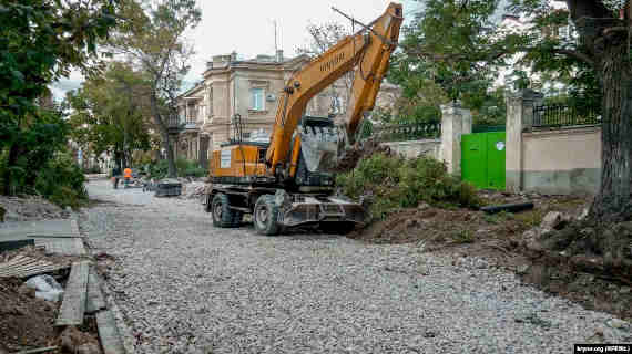 В центре Севастополя на улице Советской начали пилить многолетние софоры. Деревья сносят из-за реализации проекта ремонта дороги, что вызывало недовольство местных жителей.