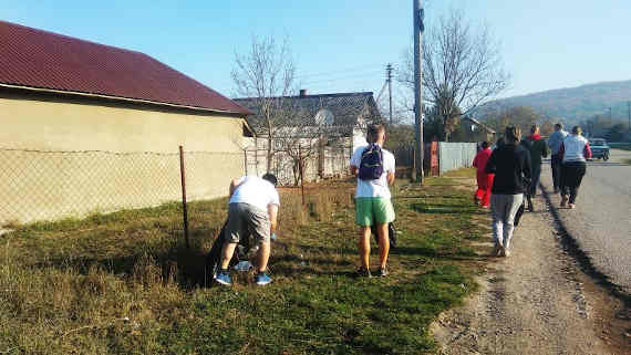 В Севастополе состоялся забег-плоггинг «Байдарская миля», в ходе которого все желающие смогли на протяжении преодолеваемых дистанций убрать мусор