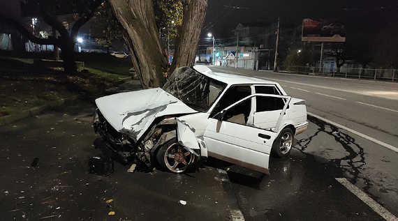 В Севастополе произошло дорожно-транспортное происшествие с участием легкового автомобиля. Его водитель врезался в дерево в районе улицы Пожарова