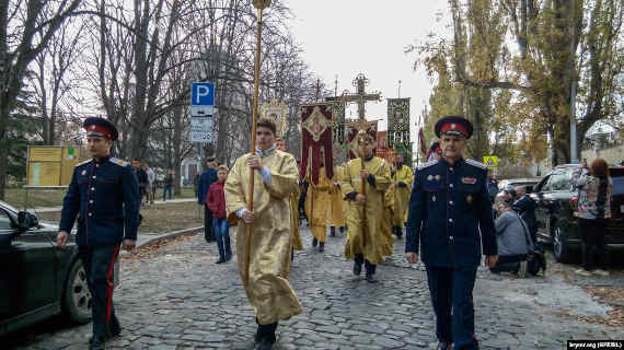 В центре Севастополя провели крестный ход в память годовщины «Русского исхода» – эвакуации из Крыма Белой армии и населения в 1920 году