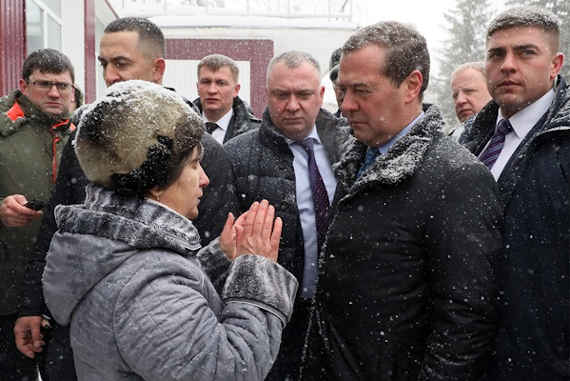 Жительница алтайского села Санниково Татьяна Кадукина, вставшая на колени перед премьер-министром России Дмитрием Медведевым