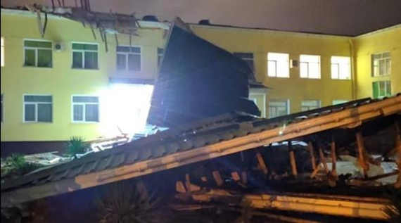 Как сообщили в пресс-службе главного управления МЧС по Крыму, сильные порывы ветра минувшей ночью сорвали часть крыши со школы №7 в Джанкое