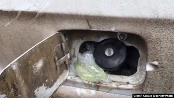Во время обследования автомобиля полицейские обнаружили закладку – резиновую перчатку с неизвестной жидкостью