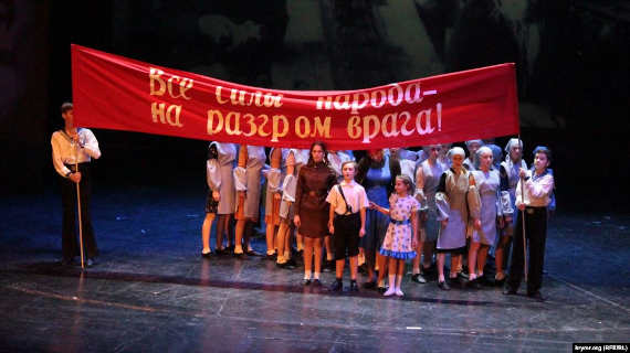 В Севастополе в завершении VII Рождественских образовательных чтений дети показали большую литературно-музыкально-хореографическую композицию на тему обороны Севастополя во Второй мировой войне.