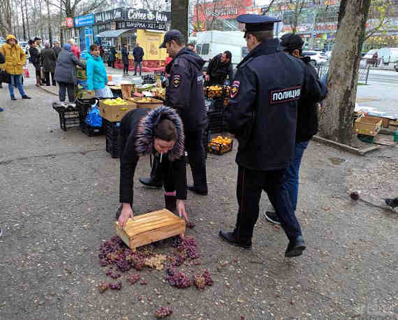 В Севастополе полицейский рейд по пресечению незаконной торговли закончился дракой