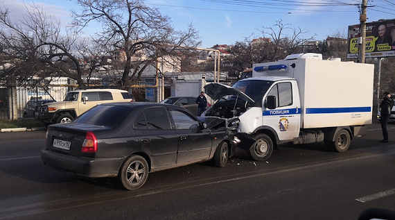 В Севастополе сегодня произошло дорожно-транспортное происшествие в районе улицы Пожарова. Легковой автомобиль столкнулся с полицейским грузовиком – 