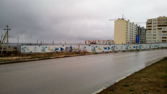 Забор, огораживающий пятно застройки, на нечётной стороне ул. Павла Корчагина уже стоит