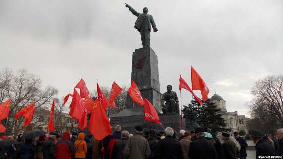 В центре Севастополя у памятника Ленину местное отделение КПРФ провело митинг, на котором требовали сменить власть и прекратить репрессии в России