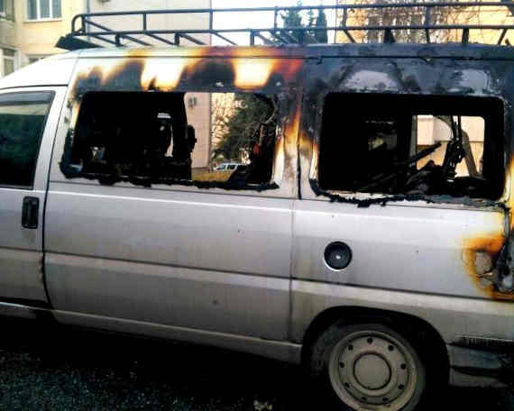 В Севастополе во дворе жилого дома сгорел автомобиль. Инцидент произошел в ночь с 15 на 16 декабря между домами №159 и № 165 по улице Хрусталева