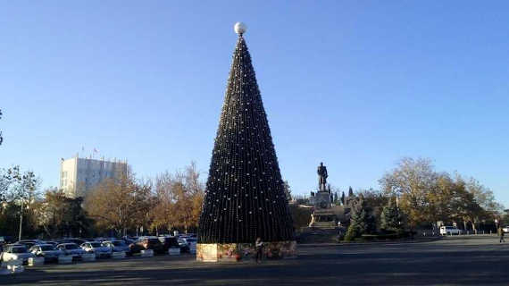 Место привычной звезды на верхушке елки на площади Нахимова заняла мультимедийная сфера