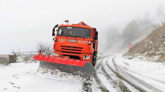 Снег засыпал дорогу на Ай-Петри