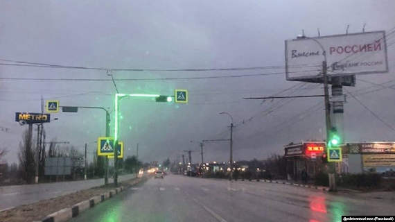 Предприятие «Крымавтодор» установило светофор со светящимся столбом на Евпаторийском шоссе