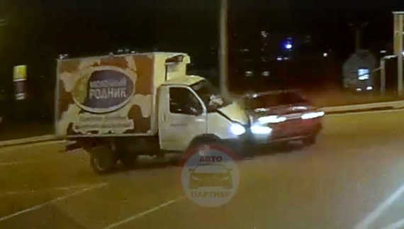 В Севастополе на большой скорости столкнулись «Газель» и легковой автомобиль. ДТП произошло вечером 17 декабря на улице Отрадная