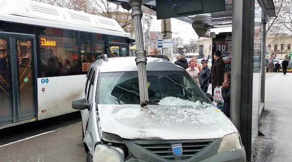 Легковой автомобиль вылетел с дороги и врезался в автобусную остановку на проспекте Кирова в центре Симферополя