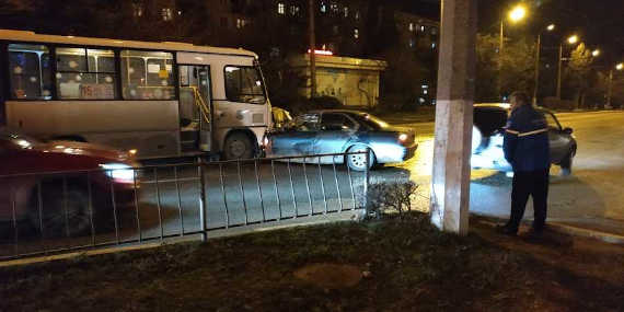 В Севастополе вечером 4 января, около 18:30 в Гагаринском районе недалеко от торгового центра «Апельсин», произошло дорожно-транспортное происшествие с участием автомобиля BMW и пассажирского автобуса