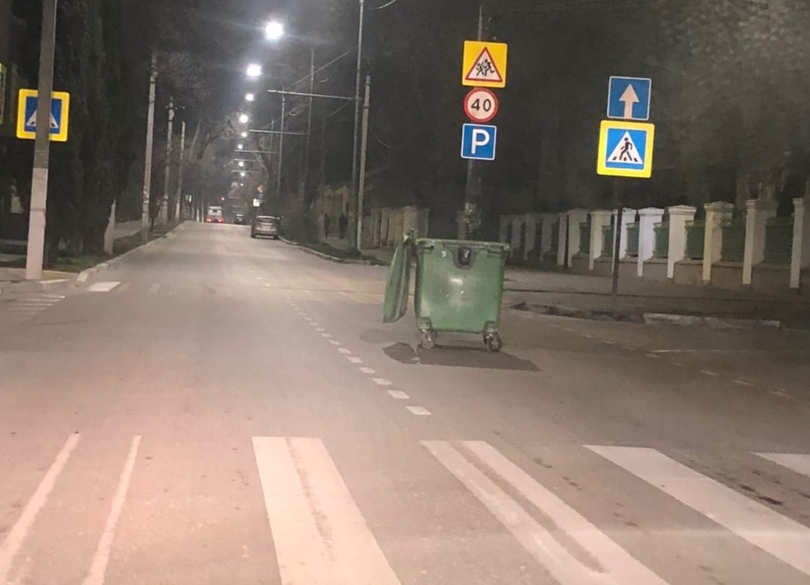 Ночью в Севастополе на перекрёсток улиц Новороссийской и Демидова выкатился мусорный контейнер, перекрыв одну полосу