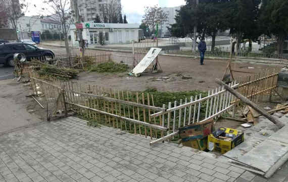 Бывшие ёлочные базары в Севастополе обрастают мусором