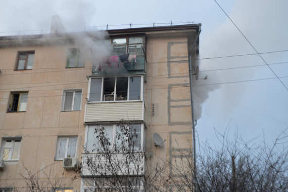 Огнеборцы Севастополя ликвидировали пожар в квартире пятиэтажного дома по улице Горпищенко.