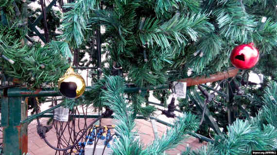 С новогодней елки в центре Севастополя украли часть украшений, оставшиеся стеклянные шары разбили.