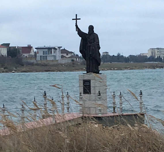 В Казачьей бухте установили скульптуру Святого Климента