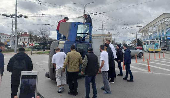 Сегодня в обеденное время на площади Восставших в Севастополе произошло ДТП в результате которого грузовик опрокинулся на бок